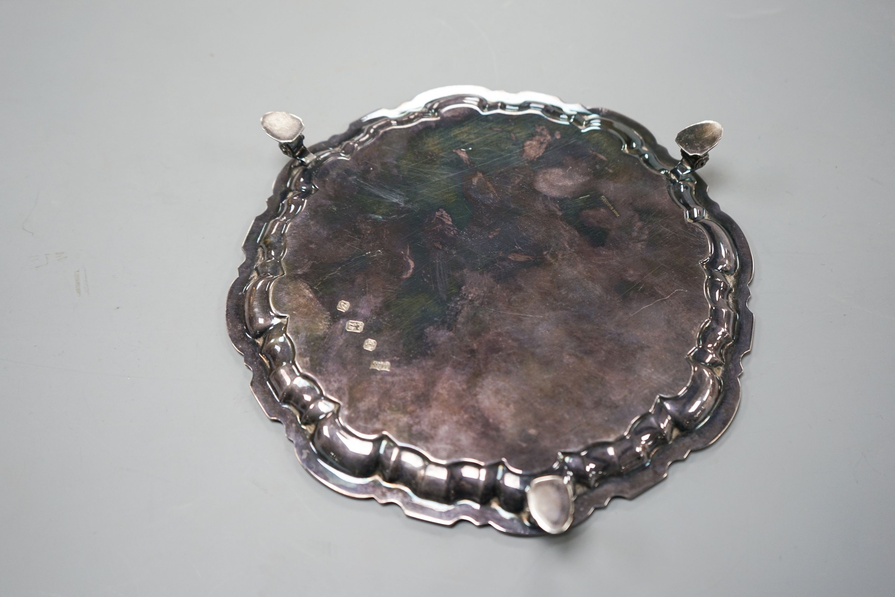A modern silver salver, with engraved presentation inscription, Mappin & Webb, London, 1991, 20cm, 11.5oz.